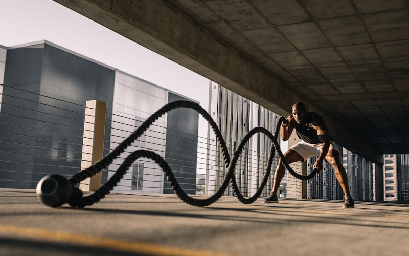 著名足球运动员在绿茵场上带球奔跑的精彩瞬间